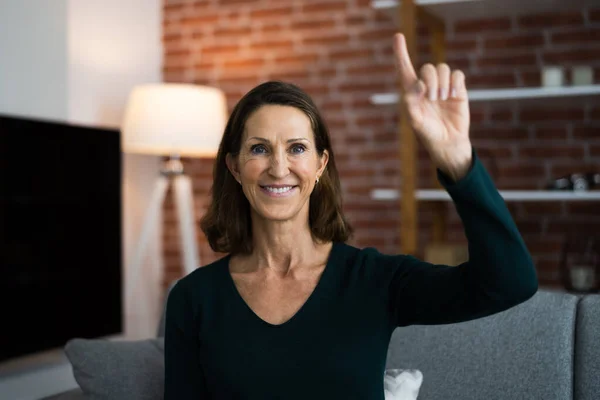 Mujer Levantando Mano Entrenamiento Videollamada — Foto de Stock