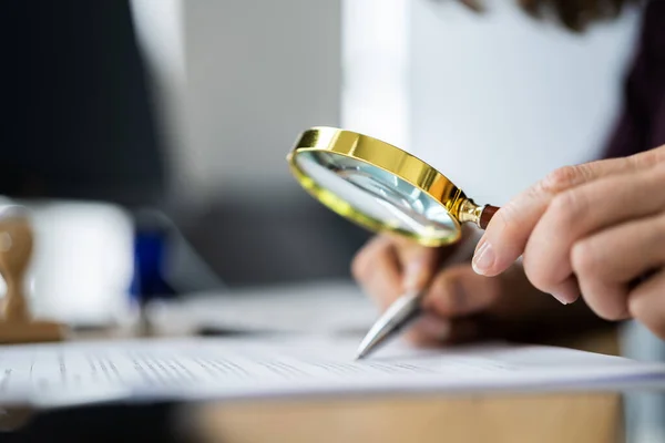 Revisor Gör Skattebedrägeri Utredning Med Hjälp Förstoringsglas — Stockfoto