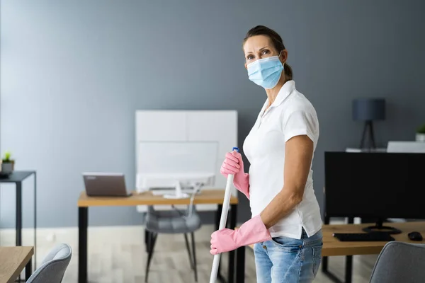 Vrouwelijke Conciërge Mopping Floor Face Mask Office — Stockfoto