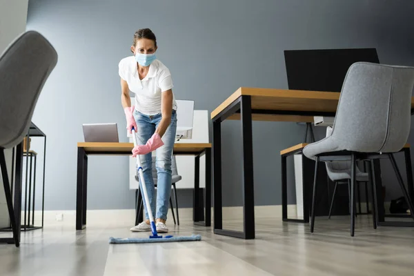 Janitor Fêmea Mopping Chão Máscara Rosto Escritório — Fotografia de Stock