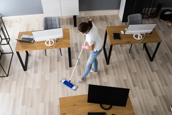 Perempuan Petugas Kebersihan Mengepel Lantai Dalam Wajah Masker Kantor — Stok Foto