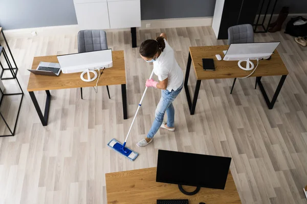 Janitor Fêmea Mopping Chão Máscara Rosto Escritório — Fotografia de Stock