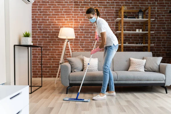 Vrouw Schoonmaken Van Hardhouten Vloer Met Dweil Het Gezicht Masker — Stockfoto