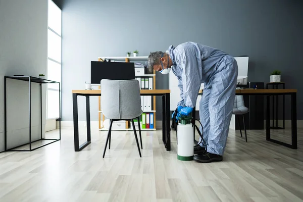 위기에 박멸하는 사람이 집안에서 흰개미 살충제를 살포하는 — 스톡 사진