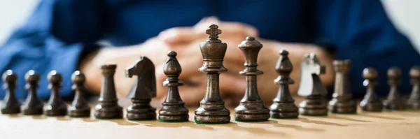 成功事業戦略 チェスキングと人 — ストック写真