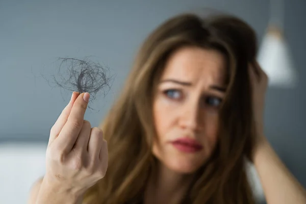 Gros Plan Une Jeune Femme Tenant Des Cheveux Perdus — Photo