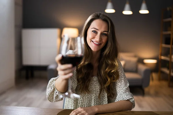 Romantisch Thuis Diner Video Conferentie Met Wijn — Stockfoto