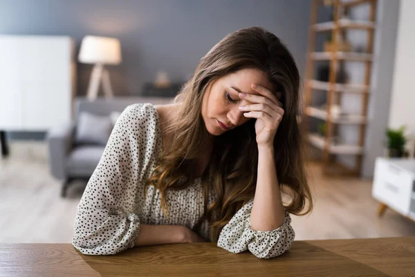 Depressives Trauriges Junges Mädchen Mit Kopfschmerzen Sitzt Hause — Stockfoto