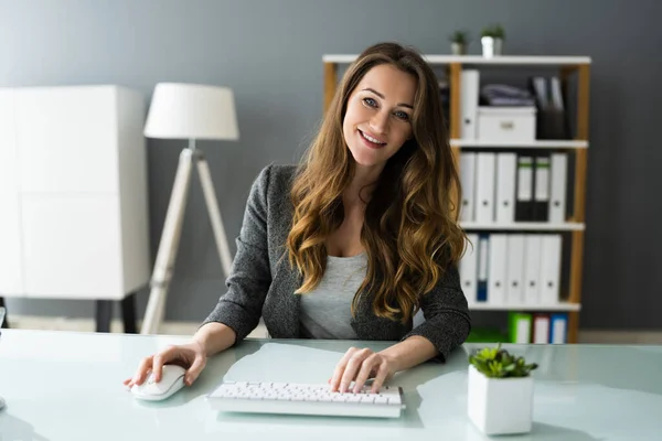 Mujer Profesional Feliz Empleado Usando Computadora Para Trabajo — Foto de Stock