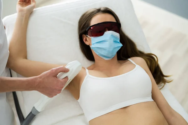 Underarm Laser Hair Removal Treatment Salon Wearing Face Mask — Stock Photo, Image