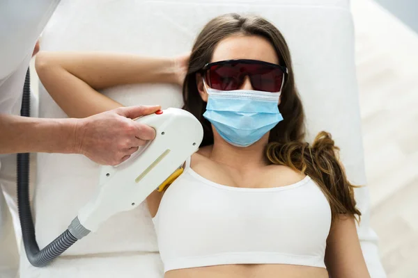 Tratamento Remoção Cabelo Laser Parte Inferior Salão Que Veste Máscara — Fotografia de Stock