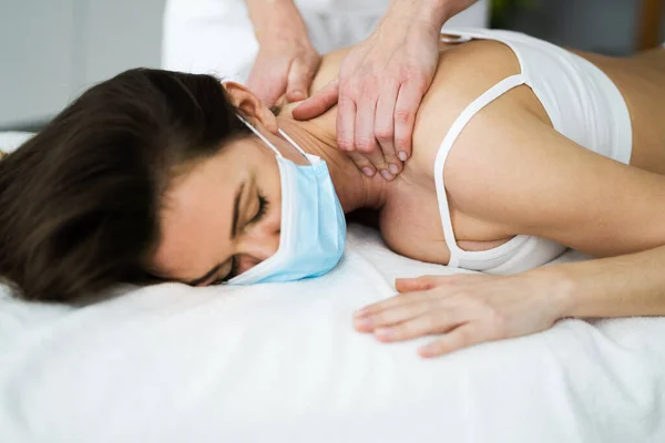 Massage Thérapie Spa Réflexologie Chiropratique Dans Masque Visage — Photo