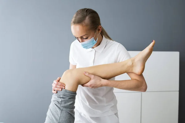 Massage Physiothérapie Désintox Genou Dans Masque Visage — Photo