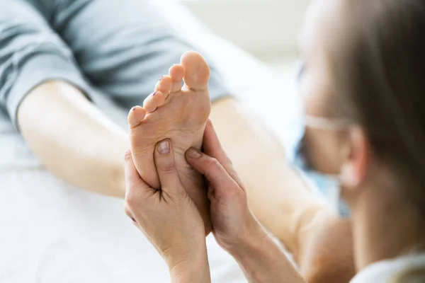 Fußspa Massage Und Fußreflexzonenbehandlung Durch Den Therapeuten — Stockfoto