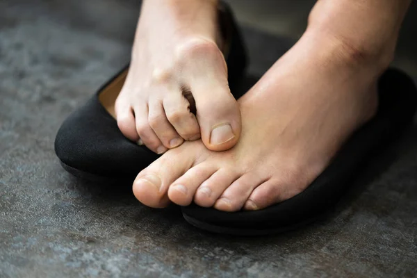 Vrouw Bare Voet Close Met Stinkende Boot — Stockfoto