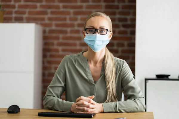 Receptionist Woman Wearing Medical Mask Office Reception — Stock Photo, Image