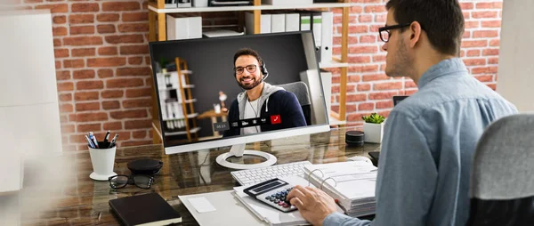 Finansiell Skatterådgivare Tittar Faktura Videokonferens — Stockfoto