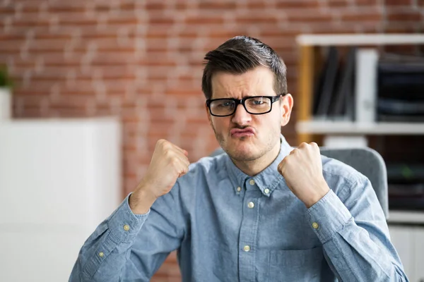 Local Trabalho Quarrel Irritado Procurando Homem Videoconferência — Fotografia de Stock