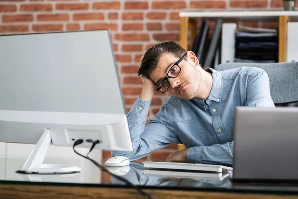 Gelangweilter Unglücklicher Mann Beim Online Webinar Für Virtuelle Vorlesungen — Stockfoto