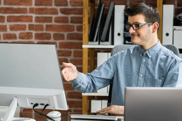 Assistente Pessoal Virtual Homem Fazendo Chamada Vídeo Conferência — Fotografia de Stock