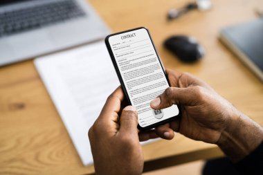 Akıllı telefon kullanan Afrika Kağıt Belgesi Fotoğrafı