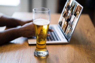 Afrikalı Amerikalı Adam Video Bira İçme Partisi Ev Etkinliği