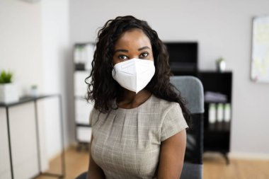 FFP2 Yüz Maskesiyle Ofisteki Amerikalı Afrikalı Kadın