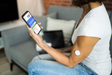 Sürekli Glikoz Kan Şekeri Testi Kullanan Hasta