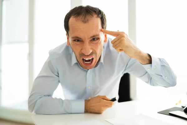 Workplace Quarrel Enojado Buscando Hombre Video Conferencia — Foto de Stock