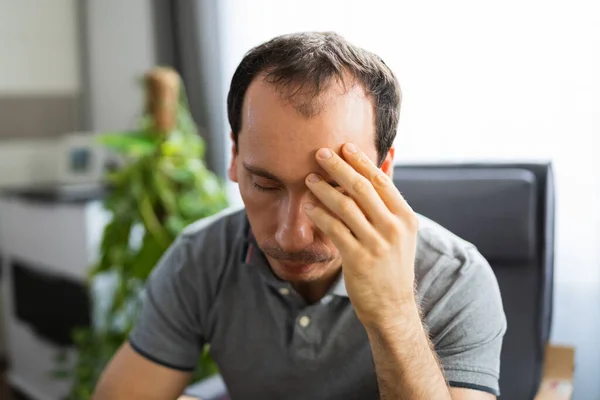 Hombre Casual Con Dolor Cabeza Videoconferencia —  Fotos de Stock