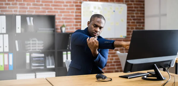 Homem Afro Americano Fazendo Exercício Alongamento Escritório Trabalho — Fotografia de Stock