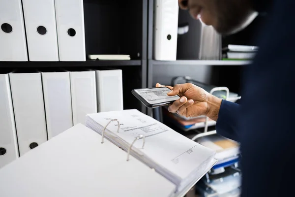 Diebstahl Von Geschäftsgeheimnissen Mit Dem Handy Fotografieren — Stockfoto