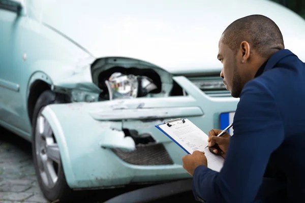 Agente Assicurazione Auto Afroamericano Ispezione Reclamo Infortunio — Foto Stock