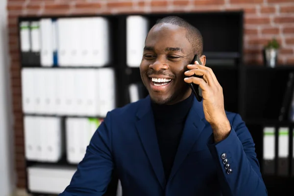 アフリカ系アメリカ人男性が携帯電話で通話 — ストック写真