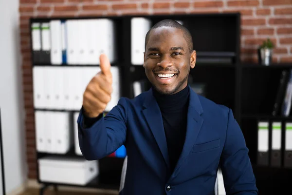 Gelukkige Afro Amerikaanse Man Toont Duimen Omhoog — Stockfoto