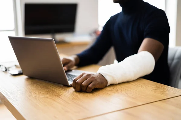 Injured Worker Compensation Brazo Roto Hombre Africano Computadora — Foto de Stock