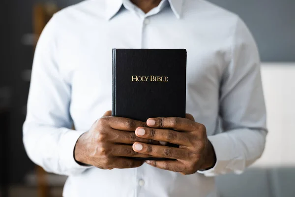 Αφροαμερικανός Μαύρος Χριστιανός Βίβλος Στα Χέρια Της Προσευχής — Φωτογραφία Αρχείου