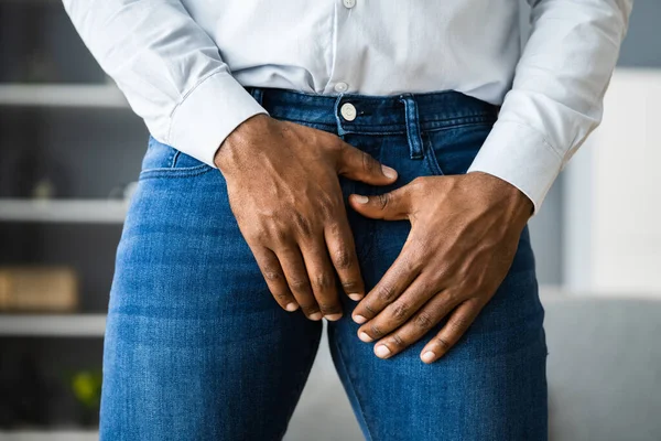 Afrikansk Man Urininkontinens Och Skada Skrevet — Stockfoto
