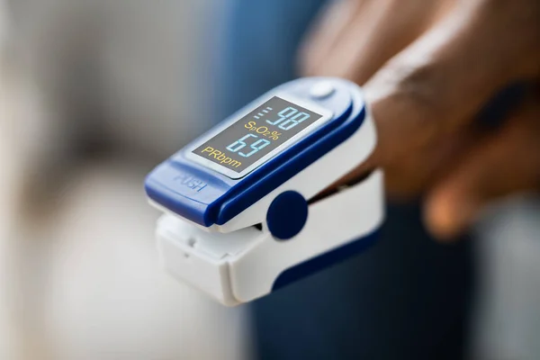 African Hand Pulse Heart Rate Oximeter — Stock Photo, Image