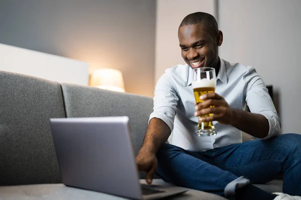 Virtual Beer Pub Party Event Using Laptop — Stock Photo, Image