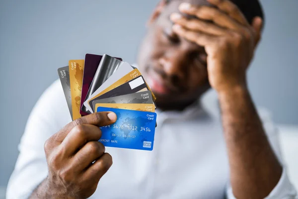 För Många Kreditkort Afrikansk Amerikansk Man Med Skuld — Stockfoto