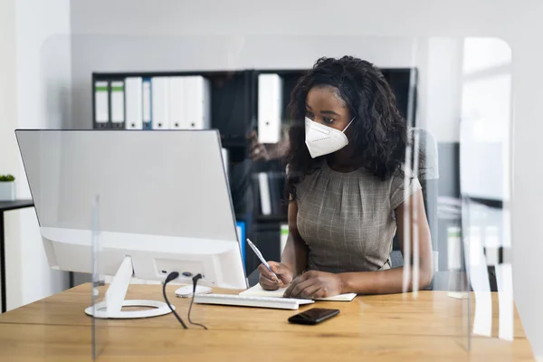 Woman Employee Office Wearing Ffp2 Face Mask Working Computer — Stock Photo, Image