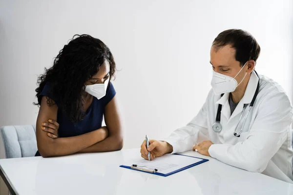 Afroamerikanische Patientin Krankenhaus Trifft Arzt Mit Gesichtsmaske — Stockfoto