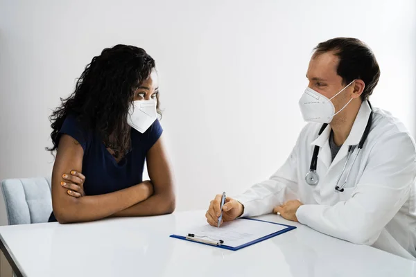 African American Patient Hospital Meeting Doctor Face Mask — Stockfoto