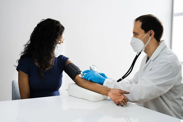 African Patient Blood Pressure Check Usar Mascarilla Facial —  Fotos de Stock