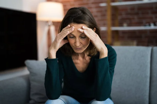 Deprimido Triste Joven Chica Con Dolor Cabeza Sentado Casa — Foto de Stock