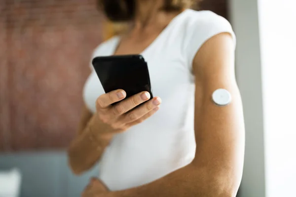 Kvinnotestning Glukosnivå Med Kontinuerlig Glukosövervakning Mobiltelefon — Stockfoto