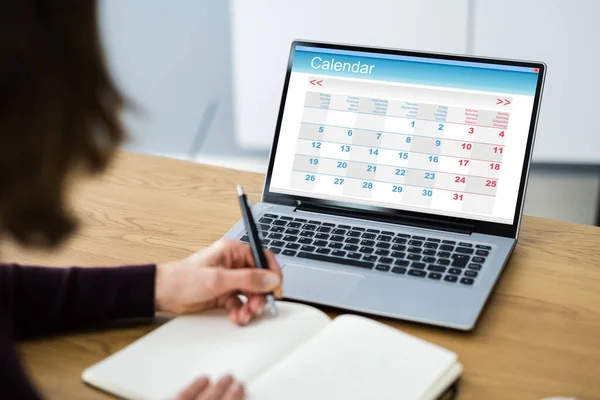 Mirando Calendario Agenda Horario Organizador Nombramientos — Foto de Stock