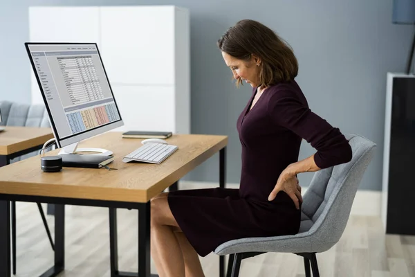 Rückenschmerzen Bei Der Arbeit Schlechte Computerhaltung — Stockfoto