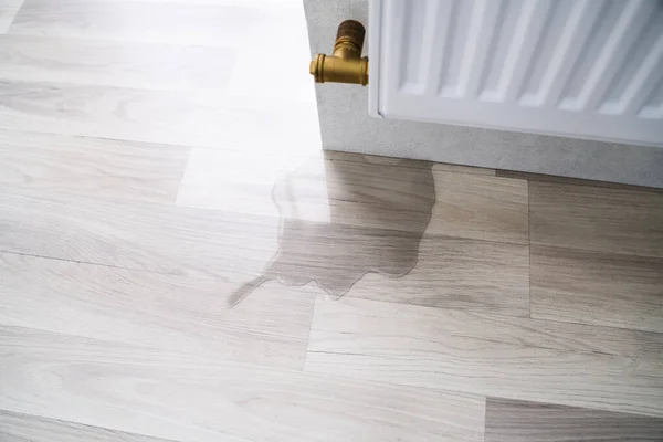 Laminate Floor Damage Room Setelah Memanaskan Kebocoran Pipa — Stok Foto